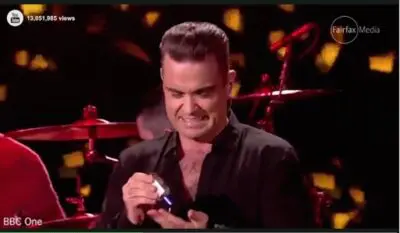 BAGNO DI FOLLA PER ROBBIE WILLIAMS, POI PERÒ SI DISINFETTA