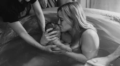 Hilary Duff partorisce in acqua la sua quarta figlia: “Ti amiamo come se fossi qui da sempre”