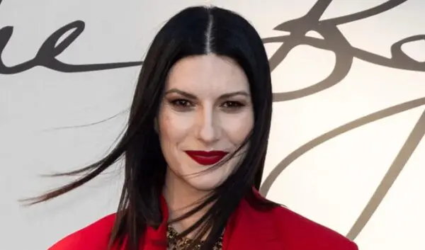 Laura Pausini compie 50 anni e festeggia con i fan: “Spero di meritarvi sempre”