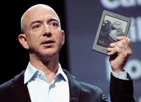 Jeff Bezos pronto a sposarsi, il fondatore di Amazon ha fatto la proposta a Lauren Sanchez