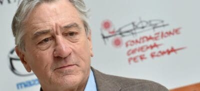 Coronavirus, De Niro cita “Ti presento i miei” nel suo appello: “State a casa, vi tengo d’occhio”