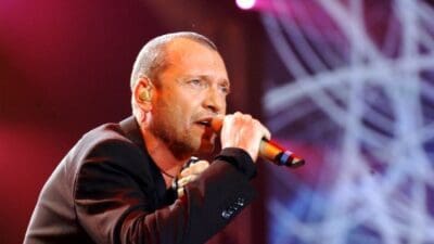 BIAGIO ANTONACCI DICE “ADDIO” AL ROCK IN FAVORE DI SONORITÀ PIÙ “SUSSURRATE”. POCO IMPORTA SE DI ROCK HA, FORSE, SOLO QUALCHE DISCO A CASA