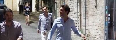 MIKA SI CONCEDE UN TOUR IN UMBRIA E INIZIA A CERCARE UNA CASA IN ZONA