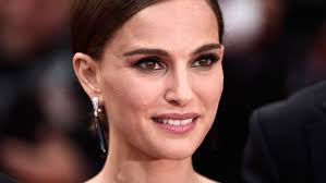 Cannes 76, Natalie Portman e Julianne Moore star sulla Croisette: “Esploriamo le trasgressioni”