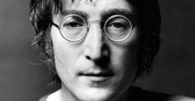 USA, IN VENDITA A 1,3 MILIONI DI DOLLARI L’ALBUM FIRMATO DA JOHN LENNON PER IL SUO ASSASSINO