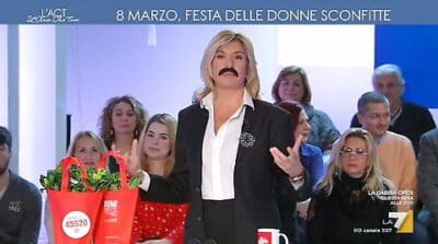 MYRTA MERLINO SI PRESENTA CON I BAFFI IN TV PER LA FESTA DELLA DONNA