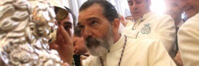 ANTONIO BANDERAS DOPO L’INFARTO: BARBA BIANCA E LUNGA ALLA PROCESSIONE