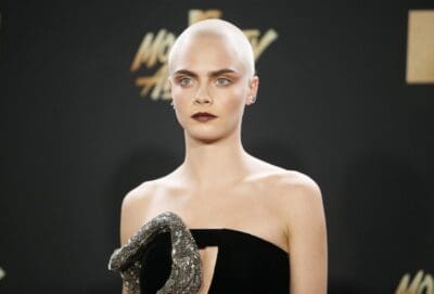 CARA DELEVINGNE CALVA: IL NUOVO LOOK SUL RED CARPET È ESTREMO