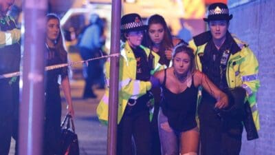 Ariana Grande si è offerta di pagare i funerali delle vittime dell’attentato di Manchester