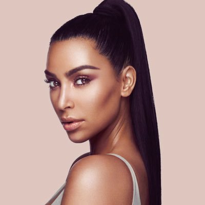 “Cocaina sul tavolo di Kim Kardashian”: ma le strisce sono le venature del marmo