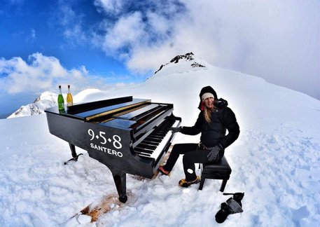 Pianista suona a 4.460 metri, è record