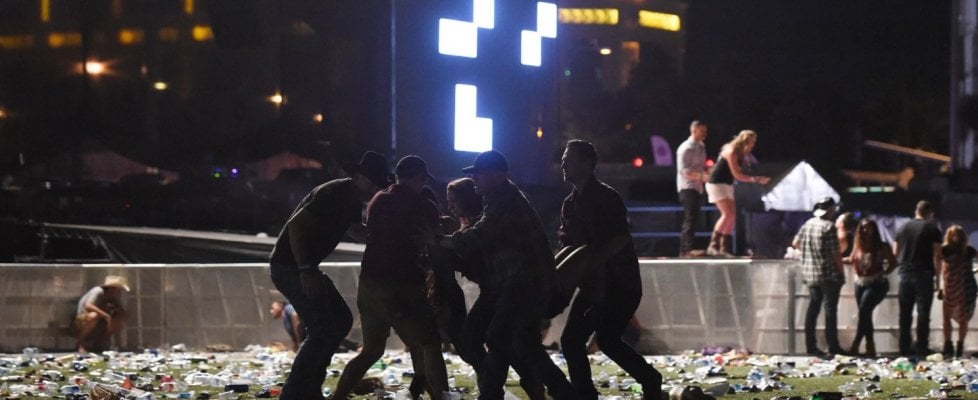 Las Vegas, spari al concerto Route 91 Harvest Festival: 2 morti e 24 feriti. “Ucciso un sospetto”