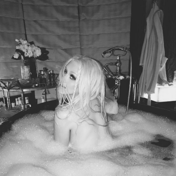 Anche Cristina Aguilera ha mostrato delle foto in topless su Instagram… vi suggeriamo di guardarle