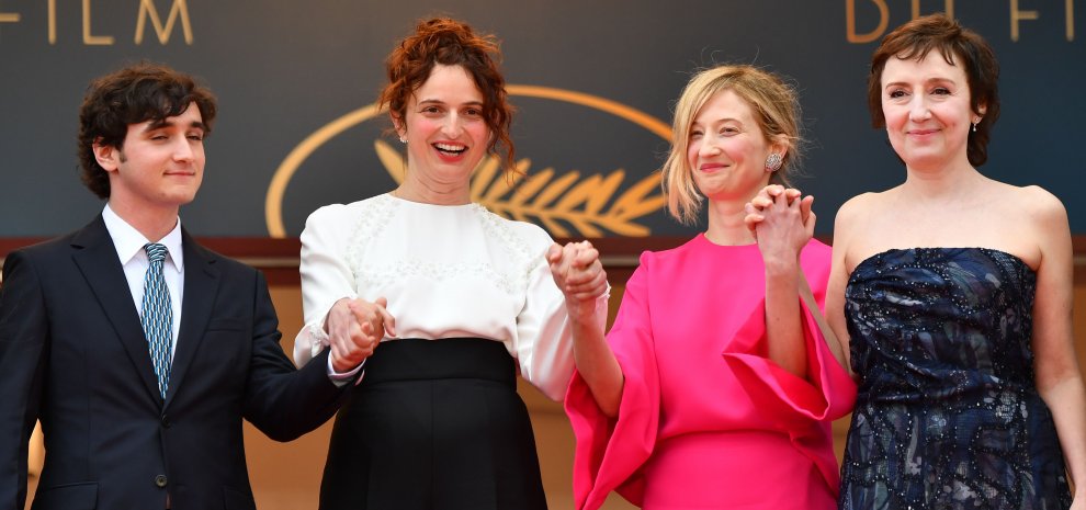 Cannes, oltre 10 minuti di applausi per il film “Lazzaro felice”. E sul red carpet arriva Benigni