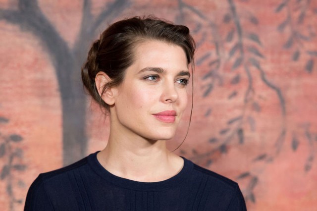 Charlotte Casiraghi incinta si ritira in campagna, nozze sospese