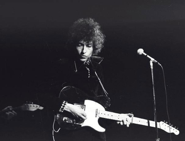 Bob Dylan, venduta all’asta chitarra del ’65 per 495mila dollari