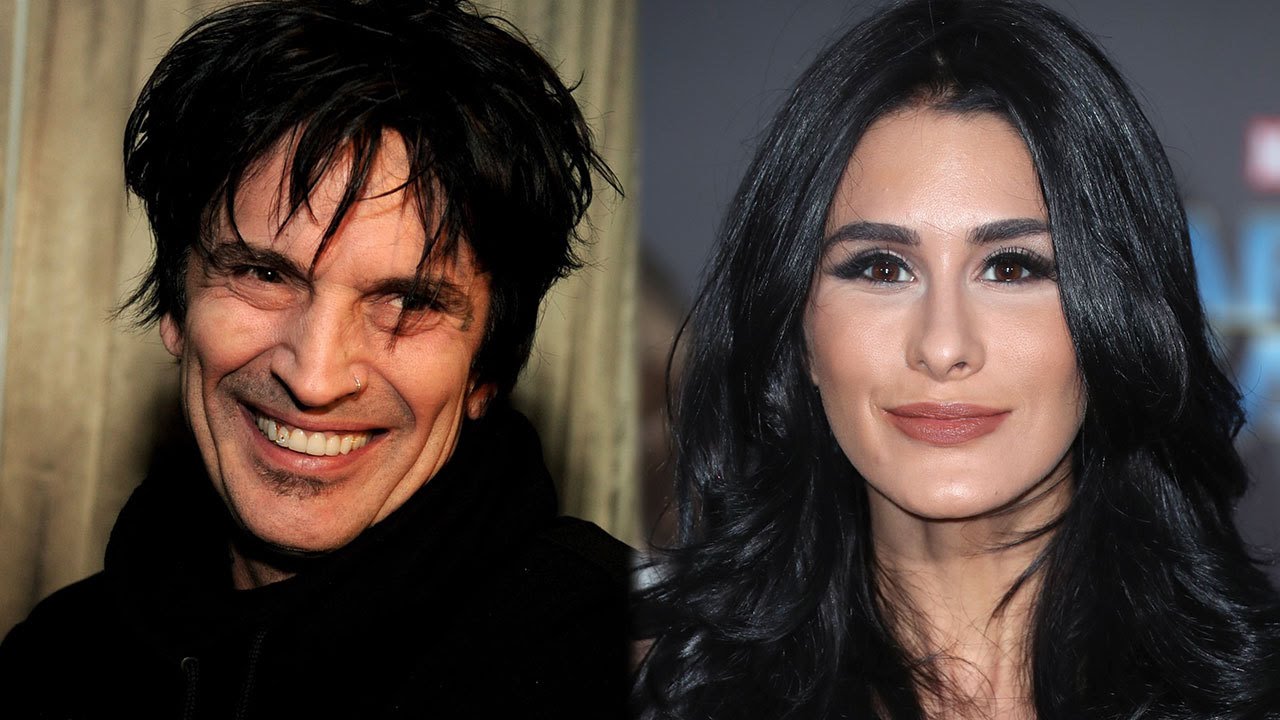 Tommy Lee, ex di Pamela Anderson si sposa per la quarta volta… in accappatoio e ciabatte