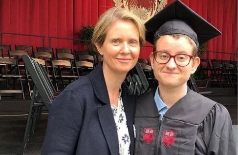 Cynthia Nixon, Miranda di “Sex & The City” rivela che il figlio è transgender: “Orgogliosa di lui…”