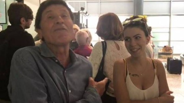 Gianni Morandi perde le valigie in aeroporto: la “denuncia” su Facebook