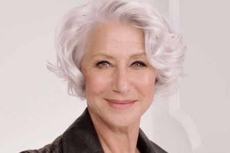 Helen Mirren fa le orecchiette in piazza