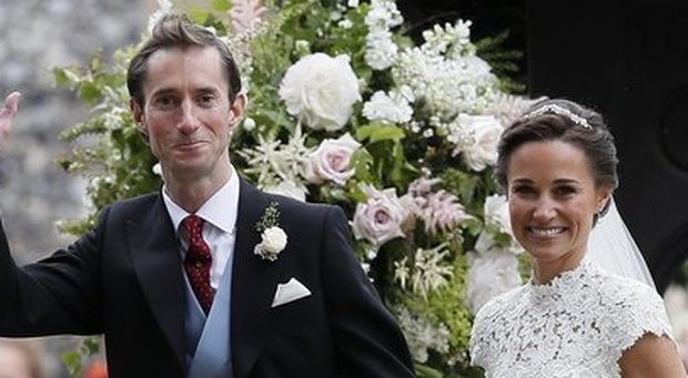 Pippa Middleton, premaman chic, con zeppe