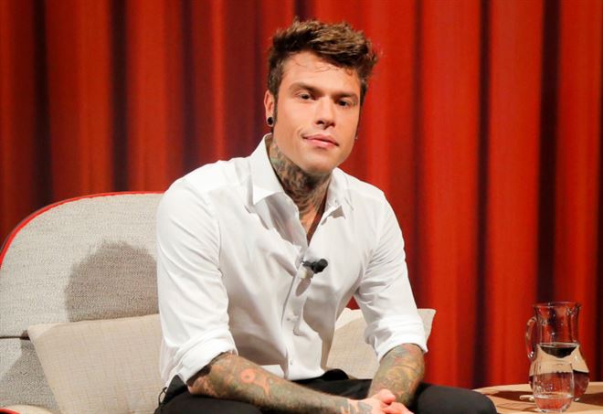 Fedez fa preoccupare i suoi fan: “Aiuto, una palla di fuoco in cielo”