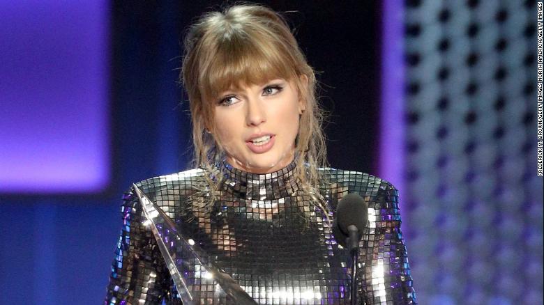 Ama, Taylor Swift protesta sul palco e batte Michael Jackson