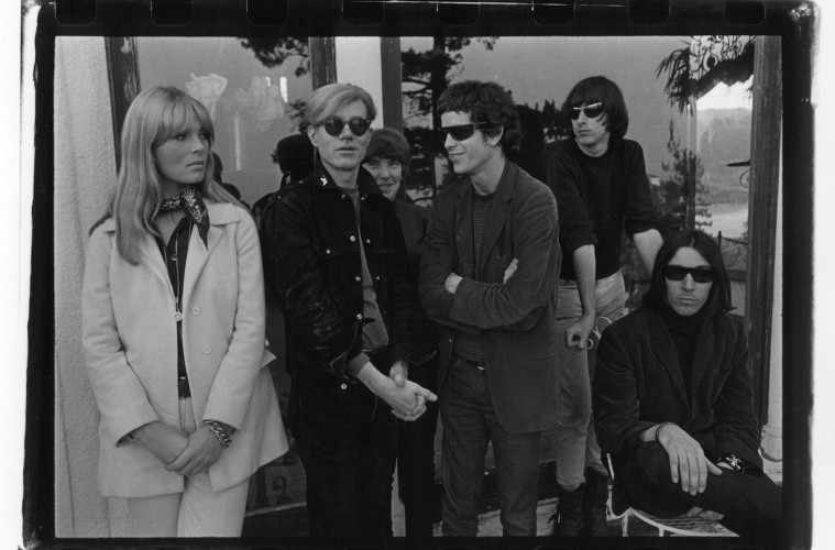 La “poesia visiva” dei Velvet Underground & Nico con Andy Warhol, cimeli e video per raccontare New York