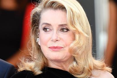 Catherine Deneuve mette all’asta i suoi Yves Saint Laurent