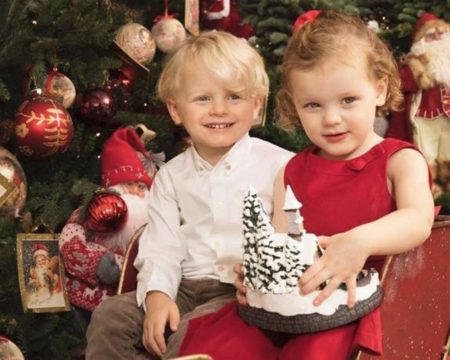 Jacques e Gabriella di Monaco e la foto (bellissima) in attesa del Natale