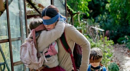 Bird Box Challenge, dal film Netflix l’ultima follia sul web. L’allarme: «Non fatelo»