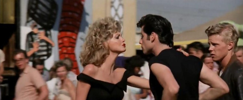 “Grease è misogino, omofobo, incita allo stupro: basta trasmetterlo”. L’attacco social in Uk