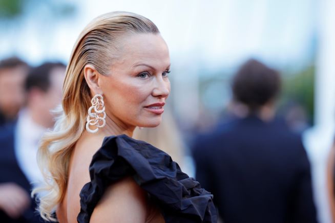 Pamela Anderson, tra il figlio e il (giovane) fidanzato: «Sono una donna fortunata»