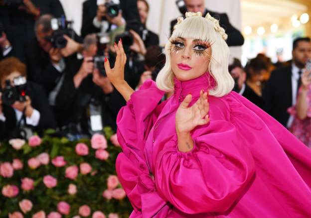 Met Gala 2019, Lady Gaga fa lo strip-tease