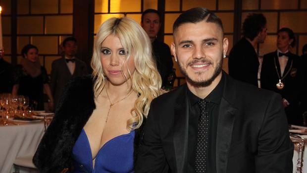 Wanda Nara e Mauro Icardi in Giappone: vacanza senza figli? Il calciatore vola via con la moglie, atterrato a Tokyo, viene accolto come una star.