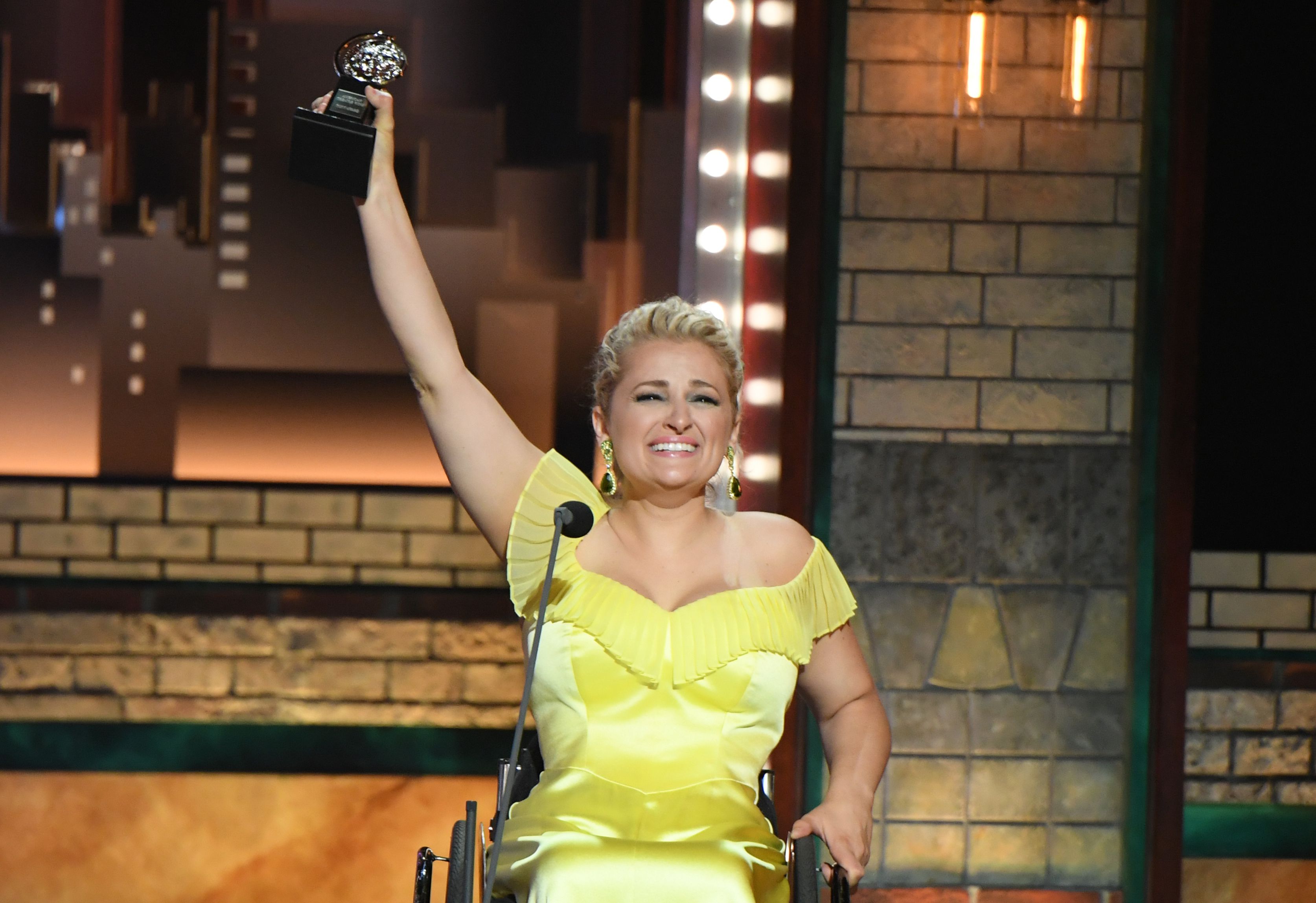 Ali Stroker prima attrice sulla sedia a rotelle a ricevere un Tony Award