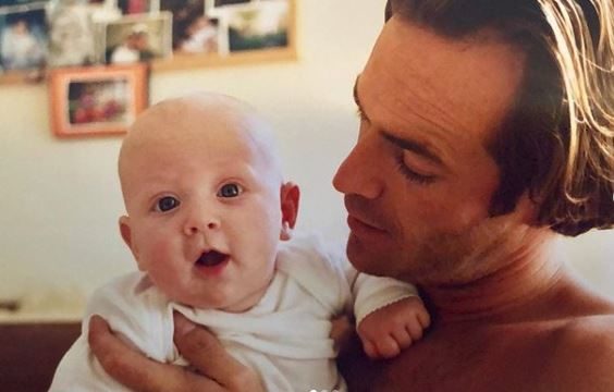 Luke Perry, la figlia posta su Instagram una foto della sua infanzia. I fan si commuovono