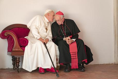 “I due Papi” Hopkins e Pryce tormentati dagli scandali in Vaticano