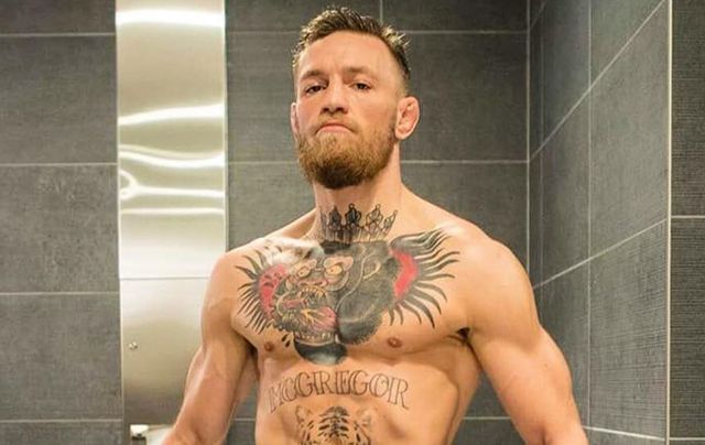 Conor McGregor offre il suo whisky a tutti, ma uno rifiuta. Finisce malissimo