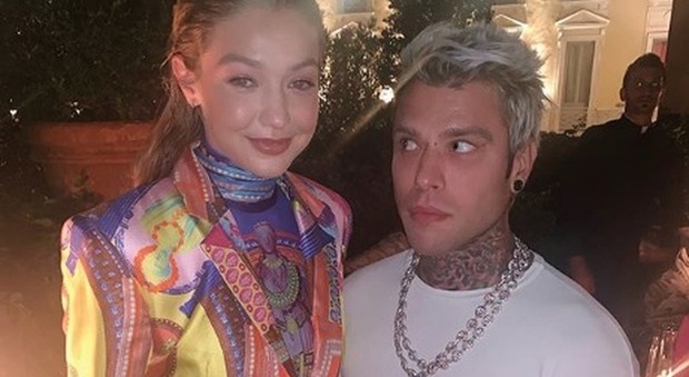 Fedez alla festa con Gigi Hadid: «Abbiamo iniziato a ballare…». Chiara Ferragni reagisce così