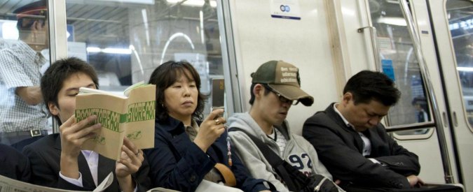 Giappone, timbro sulla mano contro le «toccatine» sui treni