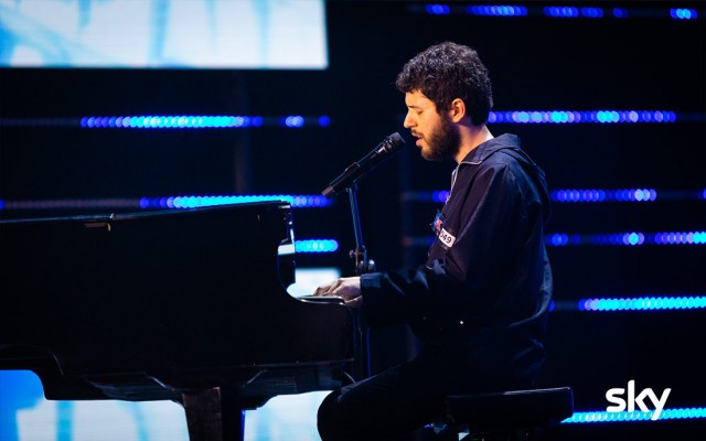 X Factor, il maestro di piano Gabriele conquista tutti: “L’antifrontman”