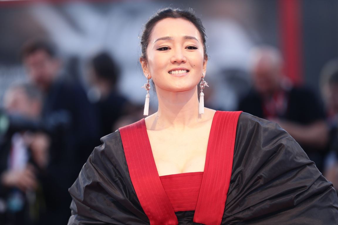 Gong Li, vendette e bugie: la diva è una spia in «Saturday Fiction» Gong Li, vendette e bugie