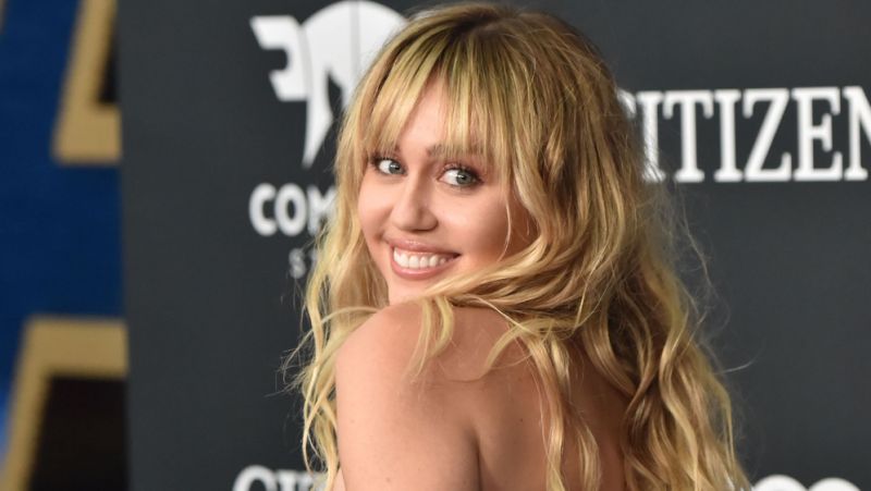 Miley Cyrus lancia il nuovo singolo “Flowers”… in topless sotto la doccia