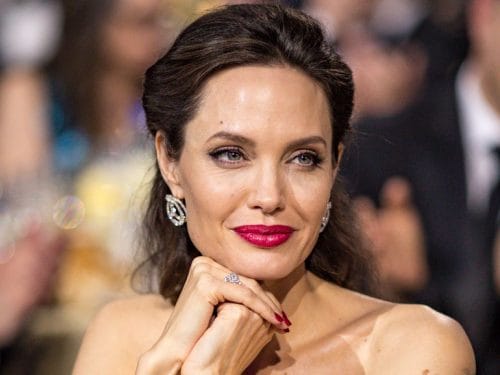 Angelina Jolie per la prima volta parla dei motivi che l’hanno spinta a sottoporsi a un intervento di mastectomia radicale: ‘L’ho fatto per poter conoscere i miei nipoti’