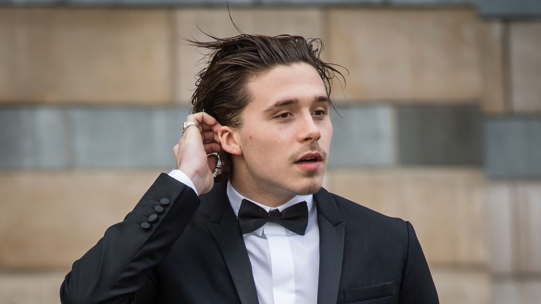 Fa scandalo Brooklyn Beckham che esce con la sosia di sua madre Victoria