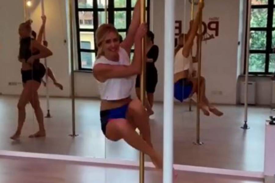 Chiara Ferragni si attacca al palo: pazza per la pole dance