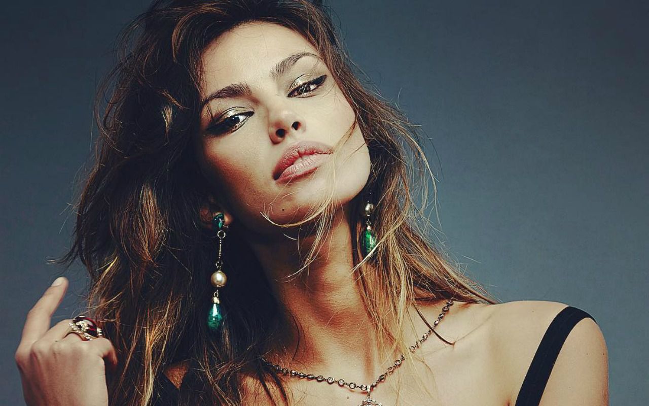 Madalina Ghenea derubata in aeroporto: “Sparito il trolley dei gioielli”