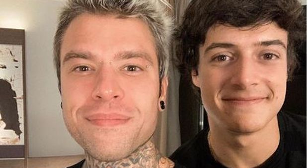 Fedez prende in giro Marco Carta, ironia sul furto alla Rinascente. E mostra l’etichetta sulla maglietta dell’amico Luis Sal