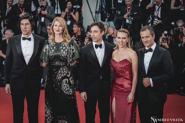 Questa immagine ha l'attributo alt vuoto; il nome del file è Laura-Dern-Noah-Baumbach-Adam-Driver-e-Scarlett-Johansson-su-Red-Carpet-per-Storia-di-un-matrimonio-al-Festival-del-cinema-di-Venezia-foto-1_mid-1.jpg